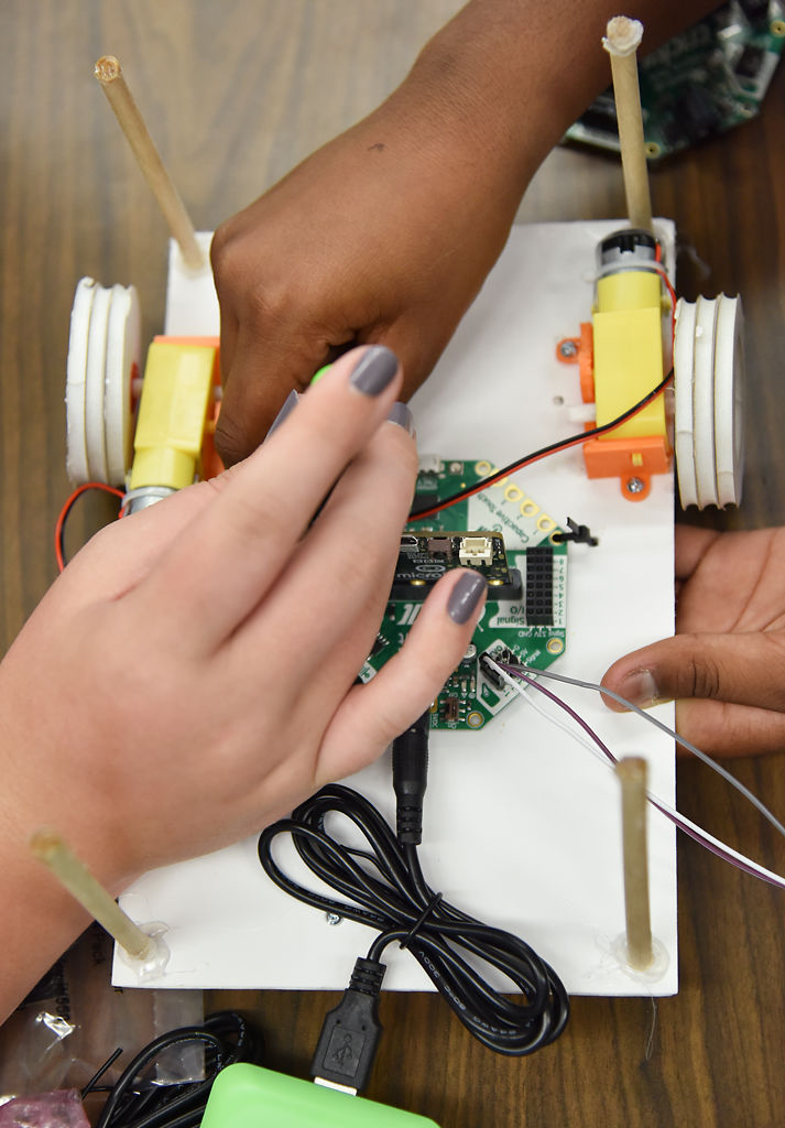 Eva Loudermilk, 11, and Rithvik Mettu, 10, work together to hook wires into a circuit